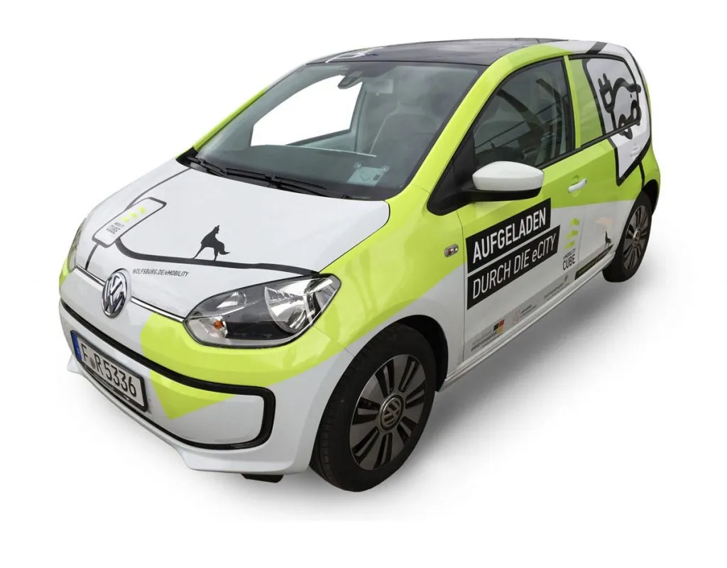 Weiß-grün beklebter VW e-up! mit dem Schriftzug „Aufgeladen durch die eCity“