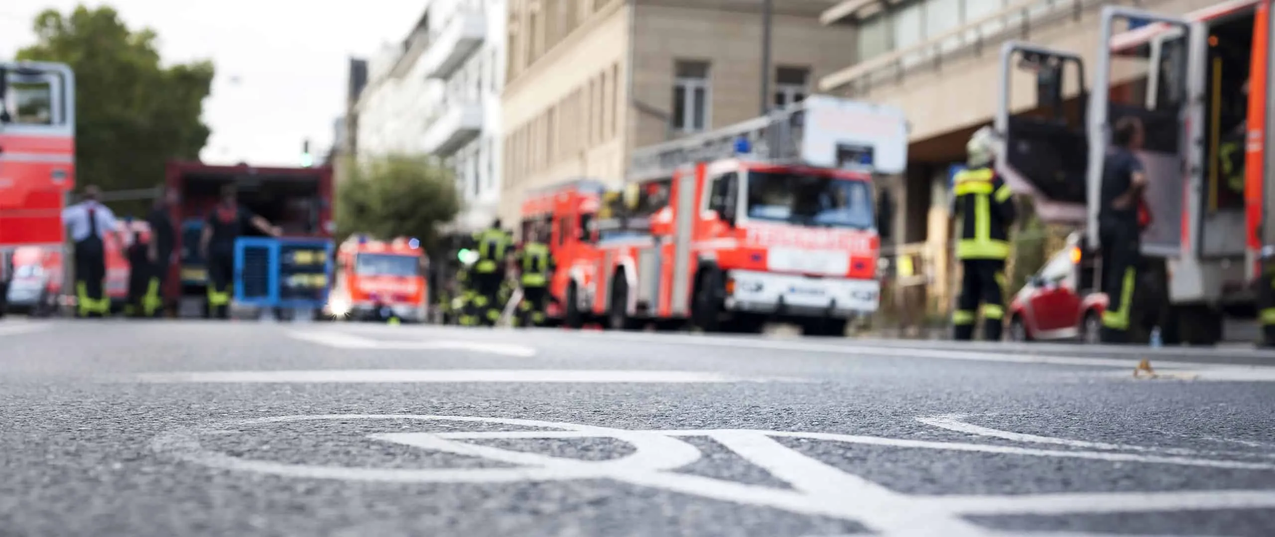 Einsatzfahrzeuge und Rettungskräfte bei einer Großübung in einer Straße, aus Bodenperspektive fotografiert