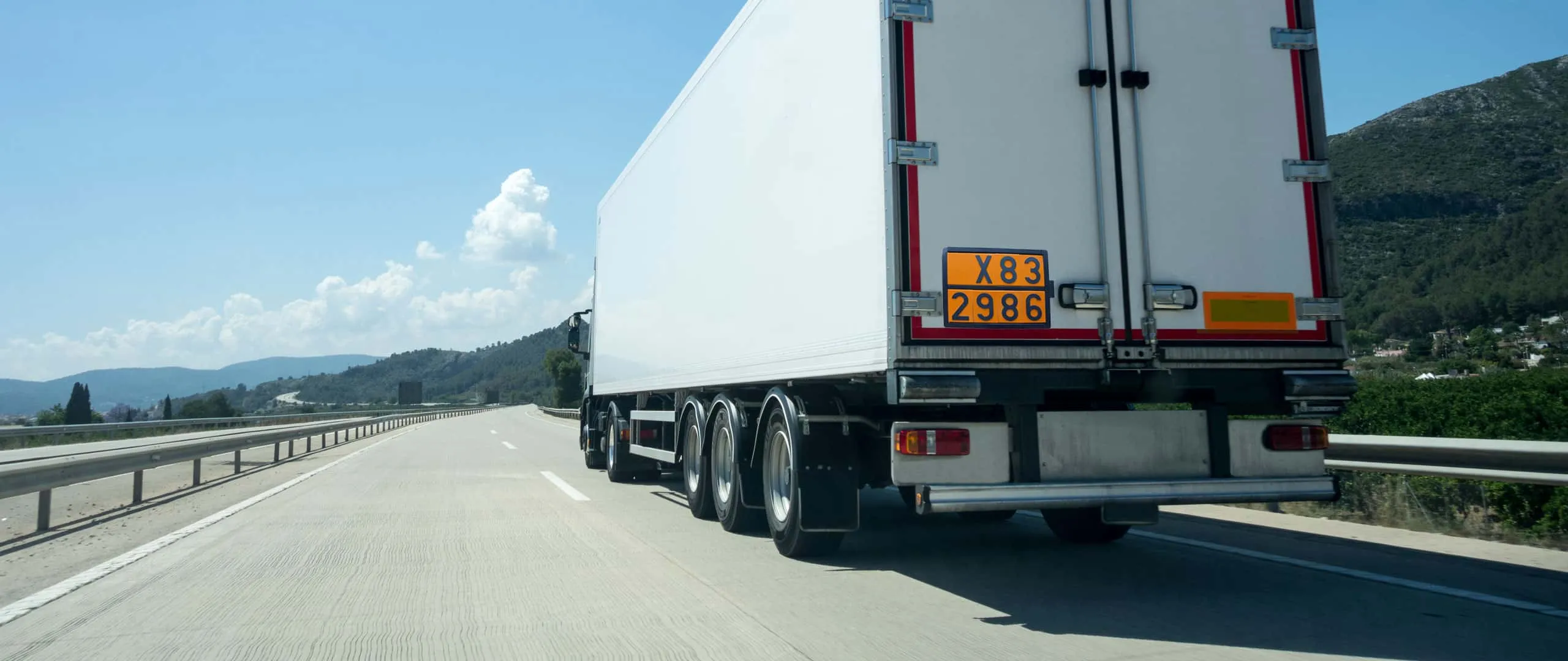 Sattelzug auf der Autobahn, am Heck die orange Gefahrgut-Warntafel mit Nummer